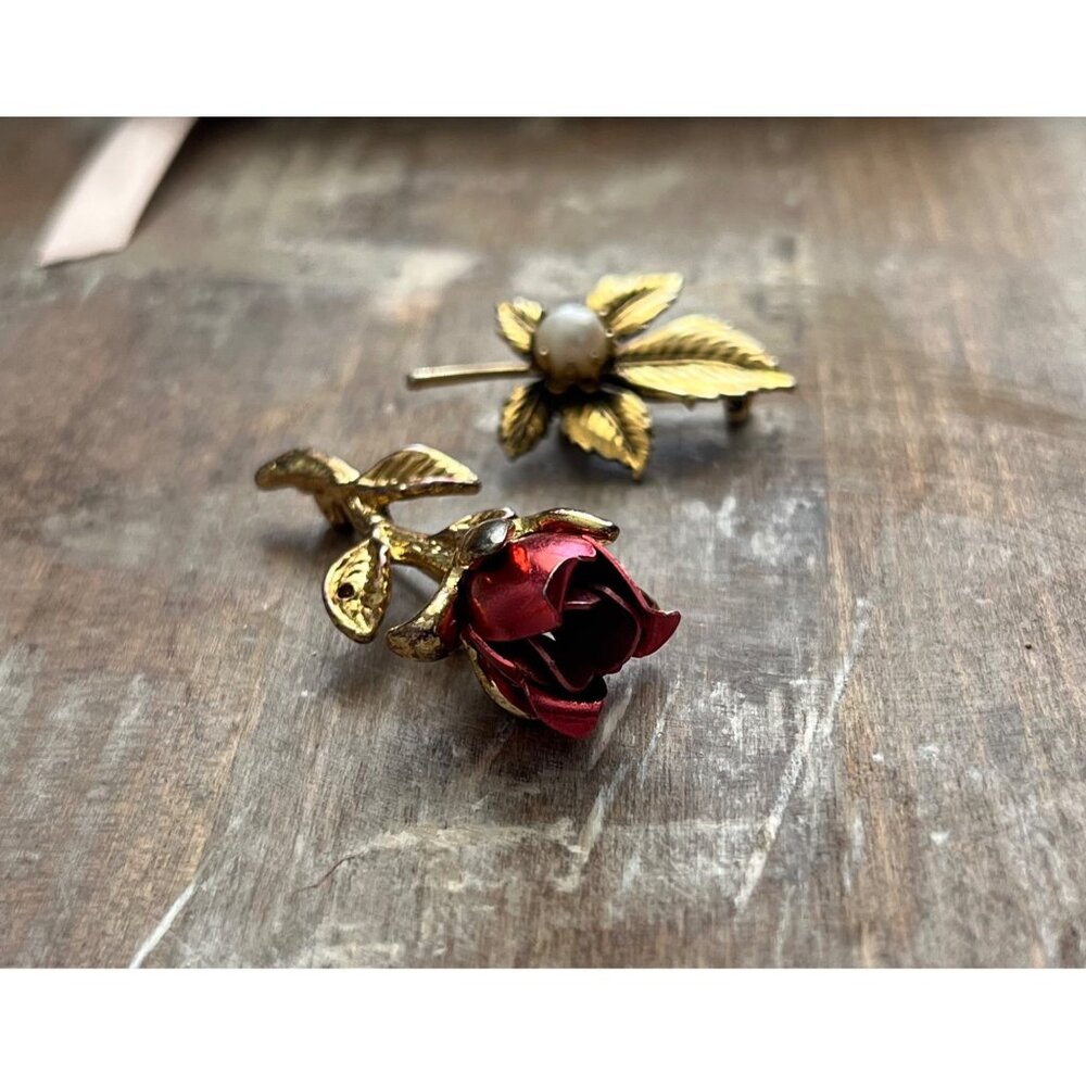 VTG Red Rose and Pearl Leaf Brooch Set Goldtone